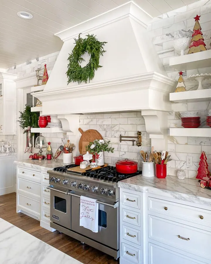 12443 traditional xmas kitchen